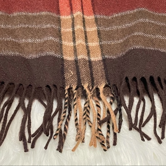 100% Wool Scarf by Jeffery Banks - Picture 2 of 4